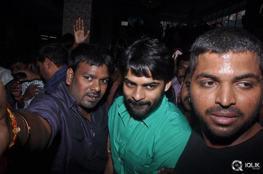 Pilla-Nuvvu-Leni-Jeevitham-Movie-Team-Visits-Viswanath-Theatre